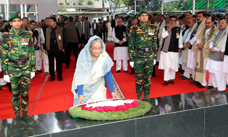জাতির পিতা বঙ্গবন্ধুর প্রতিকৃতিতে প্রধানমন্ত্রীর শ্রদ্ধা