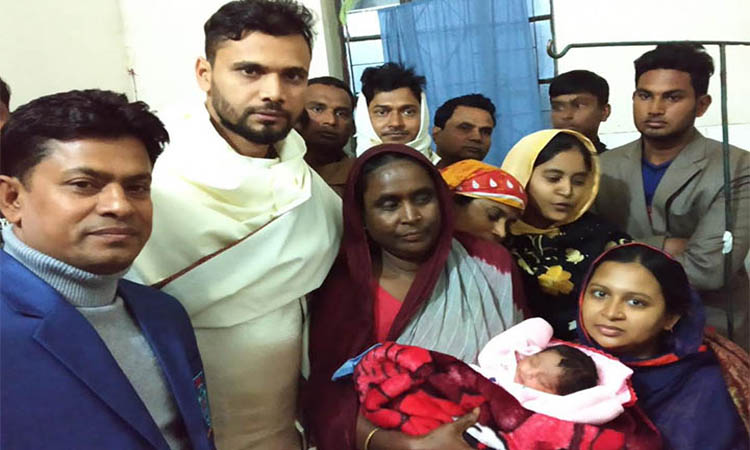 ডিবির সেই কর্মকর্তার স্ত্রী-কন্যাকে দেখতে গেলেন মাশরাফি