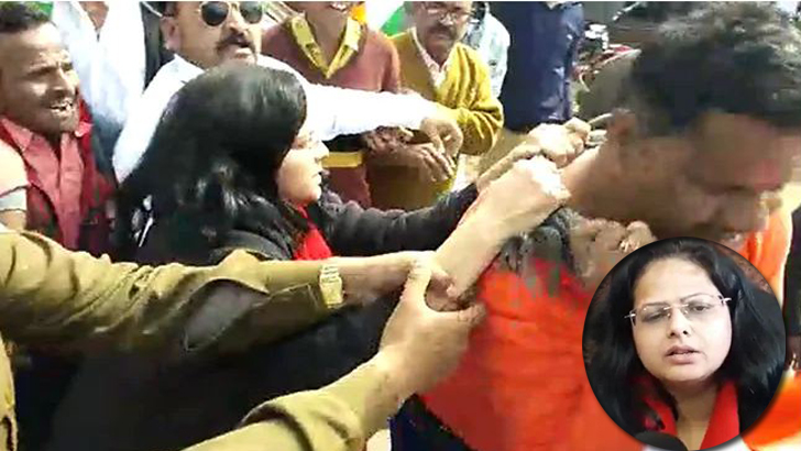 কথা না শোনায় বিজেপি নেতাকে পেটালেন নারী কর্মকর্তা, রণক্ষেত্র রাজগড় (ভিডিও)
