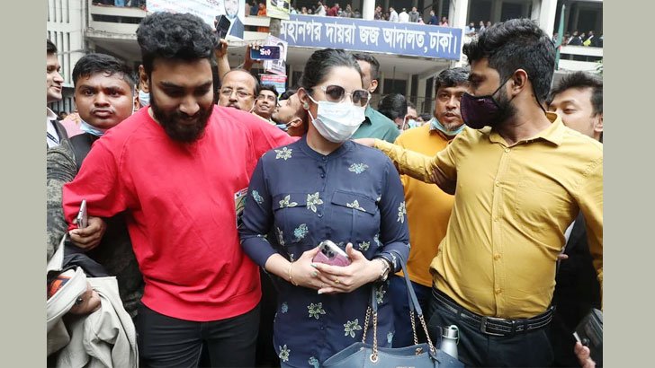 আদালতে হাজিরা দিলেন পরীমনি