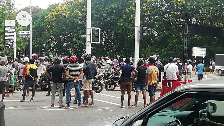 শ্রীলংকায় এমপিদের দেশত্যাগ ঠেকাতে বিমানবন্দর অবরোধ