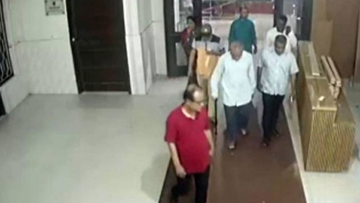 রাতে ঢাবির ক্লাবে রিজভীর অবস্থান নিয়ে প্রশ্ন, সভাপতিকে শোকজ