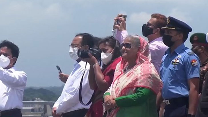 নিজের ক্যামেরায় তোলা দুই গণমাধ্যমকর্মীর ছবি পৌঁছে দিলেন প্রধানমন্ত্রীকন্যা