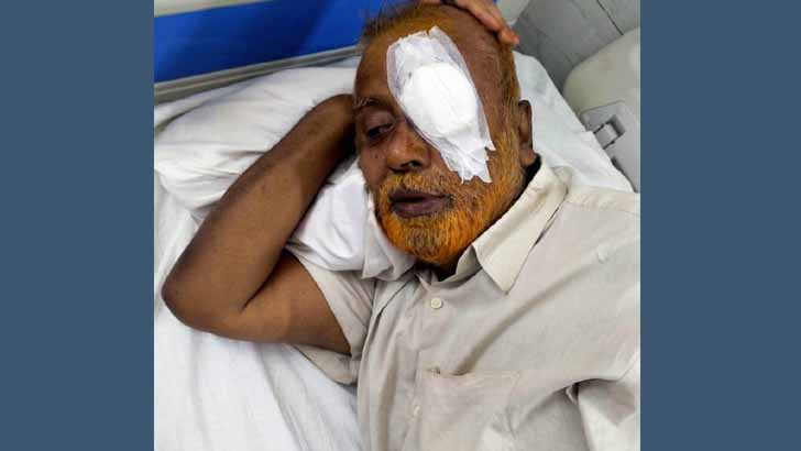 মুক্তিযোদ্ধাকে পিটিয়ে হাসপাতালে পাঠালেন যুবক
