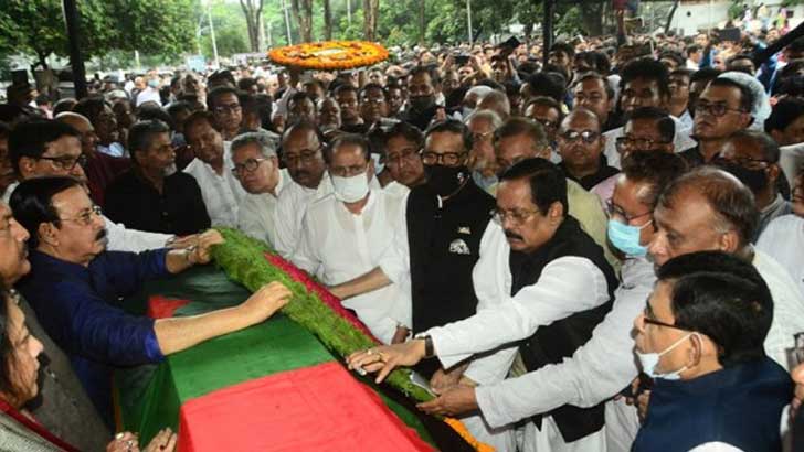 শহীদ মিনারে শ্রদ্ধা ও ভালোবাসায় সিক্ত সাজেদা চৌধুরী
