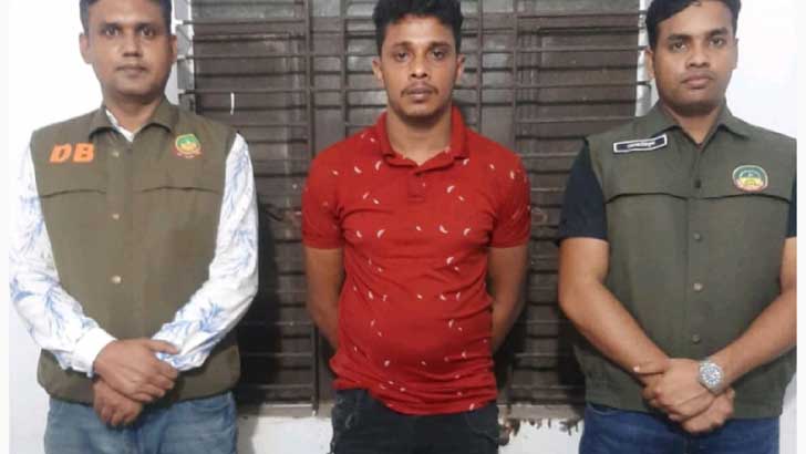ছিনতাইয়ের প্রস্তুতিকালে চাপাতিসহ ৭ মামলার আসামি গ্রেফতার