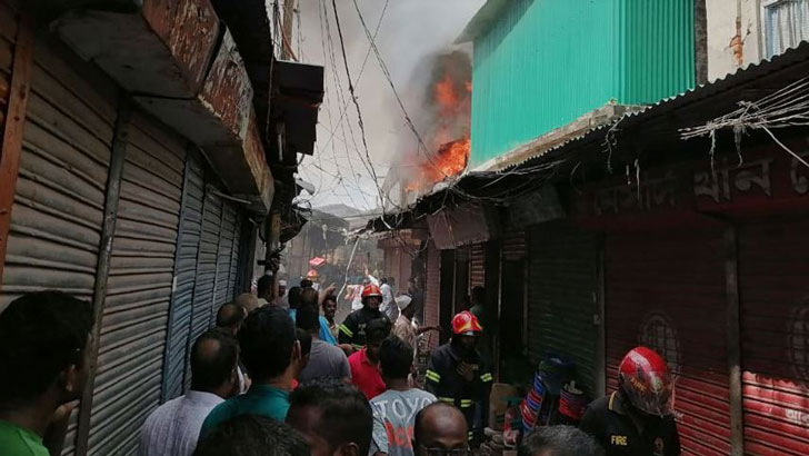 খুলনায় তুলাপট্টির আগুন নিয়ন্ত্রণে, পুড়ল ৭ দোকান
