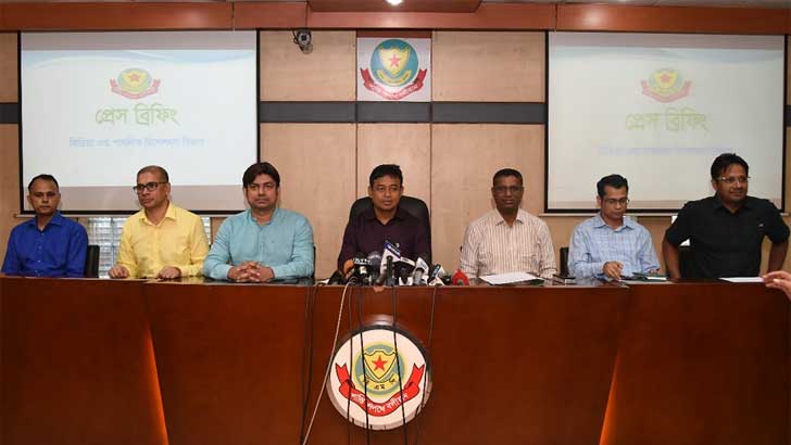 ডিবি পরিচয়ে তুলে নেওয়ার সময় যা করতে বললেন হারুন