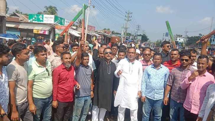 ময়মনসিংহে বিএনপির সমাবেশ: মহাসড়কে আ.লীগের বৈঠা মিছিল