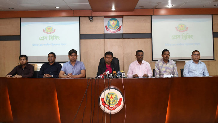 পুলিশের মনোবল ভাঙতে ও সরকারকে বেকায়দায় ফেলতে এই হামলা: ডিবির হারুন