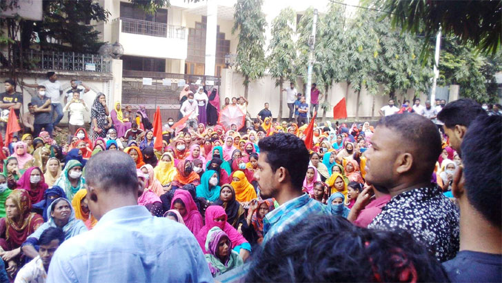 বেতনের দাবিতে মালিকের বাড়ির সামনে পোশাক শ্রমিকদের অবস্থান