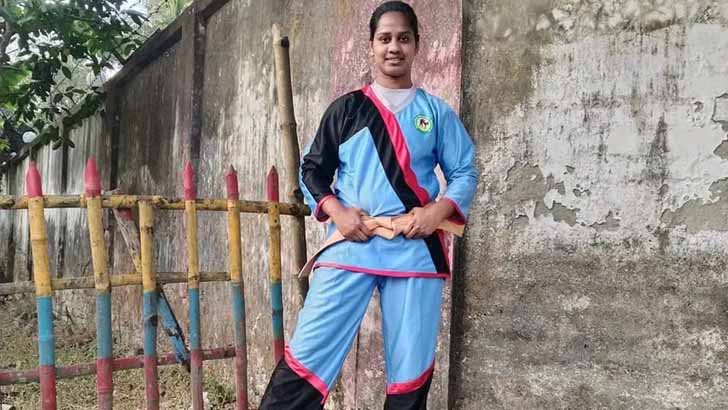 ছিনতাইকারীকে আটক করে পুলিশে দিলেন এক নারী বক্সার