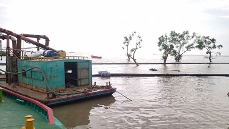 মিরসরাই উপজেলা সিত্রাংয়ের আঘাতে ড্রেজার ডুবে ৮ শ্রমিক নিখোঁজ