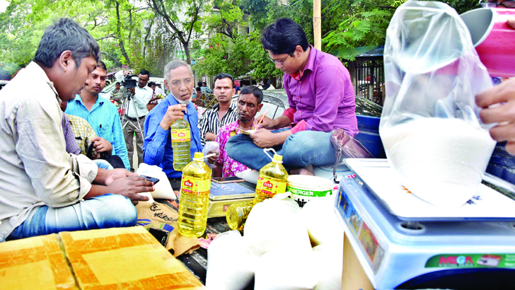 কেজিতে ৫ টাকা বাড়ল টিসিবির ডাল-চিনির দাম