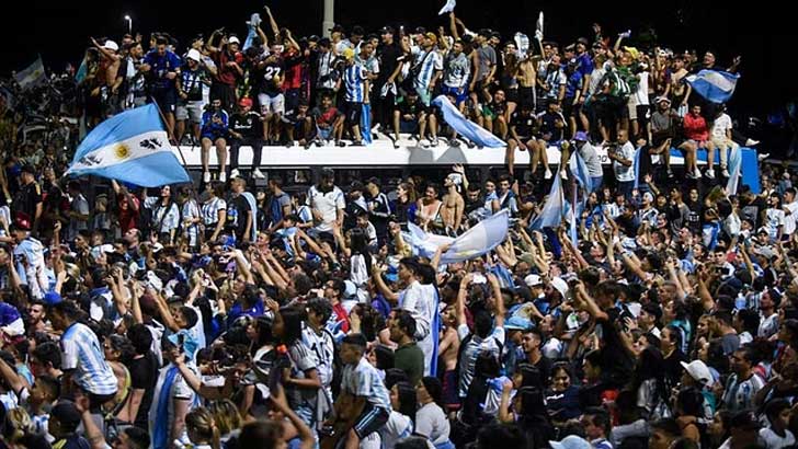 বীরের বেশে মেসিদের স্বাগত জানাল দেশের মানুষ