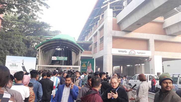 মেট্রোরেল ভ্রমণের জন্য লাইনে দাঁড়িয়ে হাজারো মানুষ