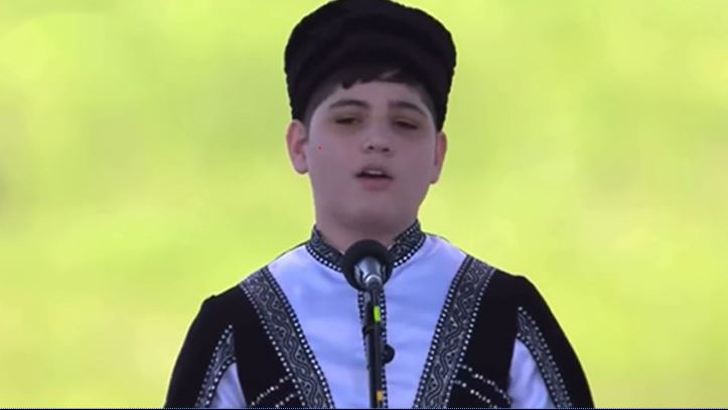 শিশুর মুখে গান শুনে কাঁদলেন প্রেসিডেন্ট