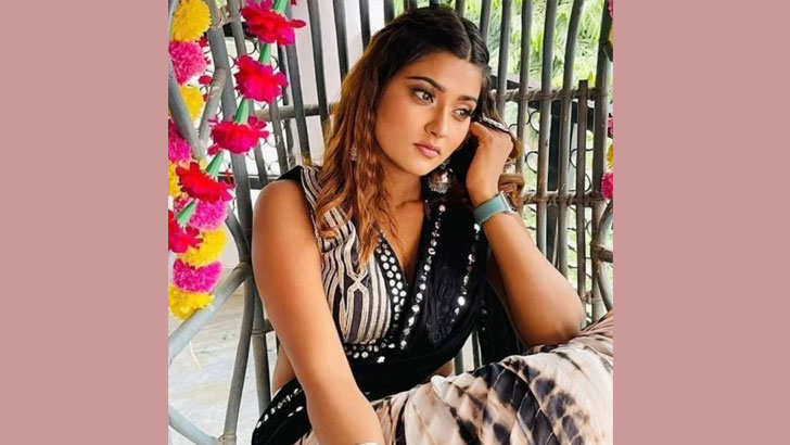 হোটেলকক্ষে অভিনেত্রীর ঝুলন্ত লাশ