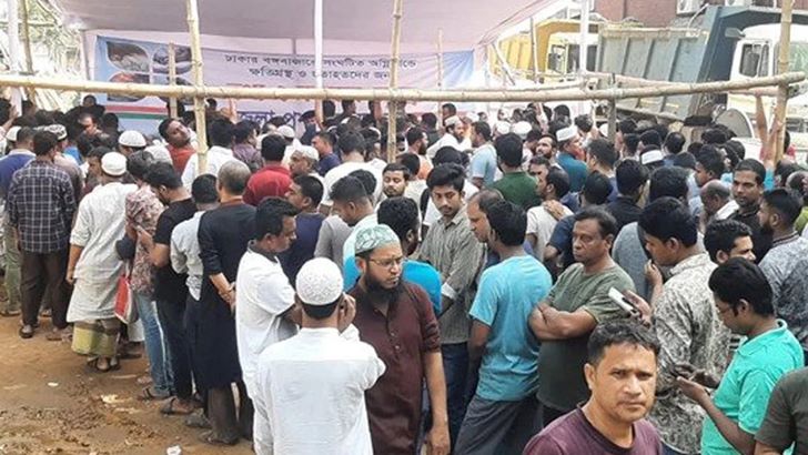 তথ্য দিতে জেলা প্রশাসনে ক্ষতিগ্রস্ত ব্যবসায়ীদের দীর্ঘ লাইন