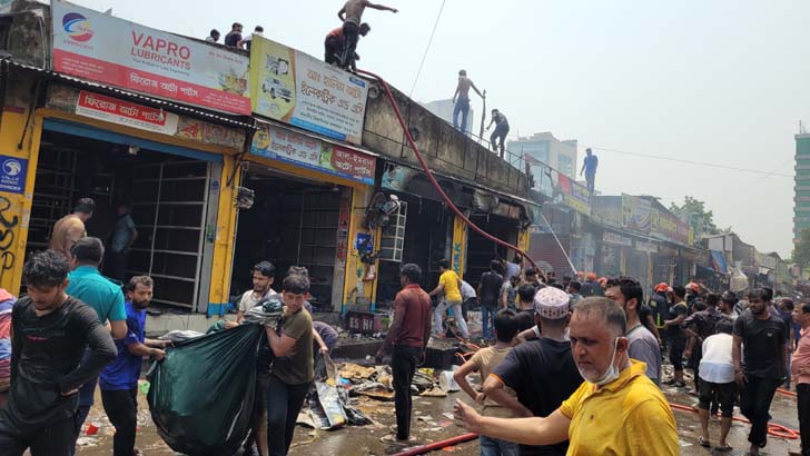 উত্তরায় বিজিবি মার্কেটে আগুন