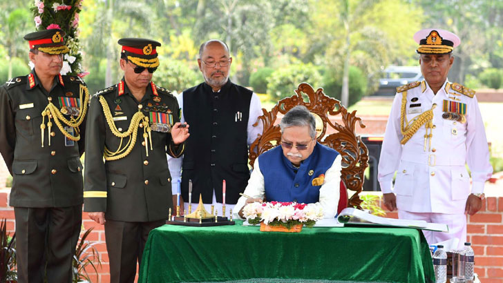 স্মৃতিসৌধের পরিদর্শন বইয়ে যা লিখলেন রাষ্ট্রপতি