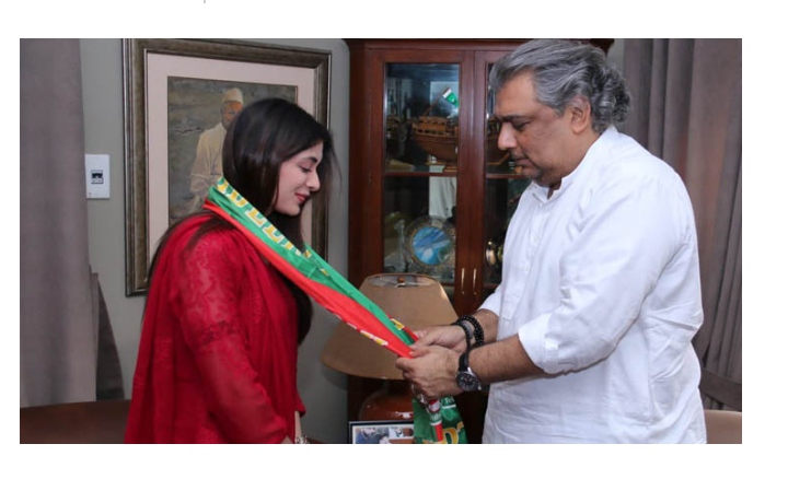 ইমরান খানের দলে যোগ দিলেন পাকিস্তানের অভিনেত্রী আজেকাহ