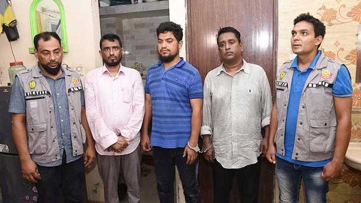৩ লাখ টাকায় বিশ্ববিদ্যালয়ের সার্টিফিকেট দিচ্ছিলেন তারা:গ্রেফতার করেছে ঢাকা মহানগর গোয়েন্দা ডিবিপুলিশের