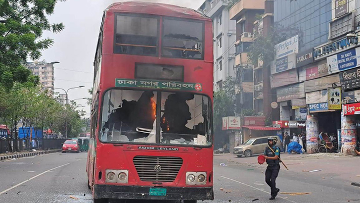 বিএনপি ও পুলিশের ধাওয়া-পালটাধাওয়া,গাড়ি ভাঙচুর অগ্নিসংযোগ