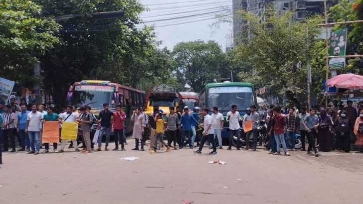 রাজধানীতে ৭ দফা দাবিতে সাত কলেজ শিক্ষার্থীদের সড়ক অবরোধ