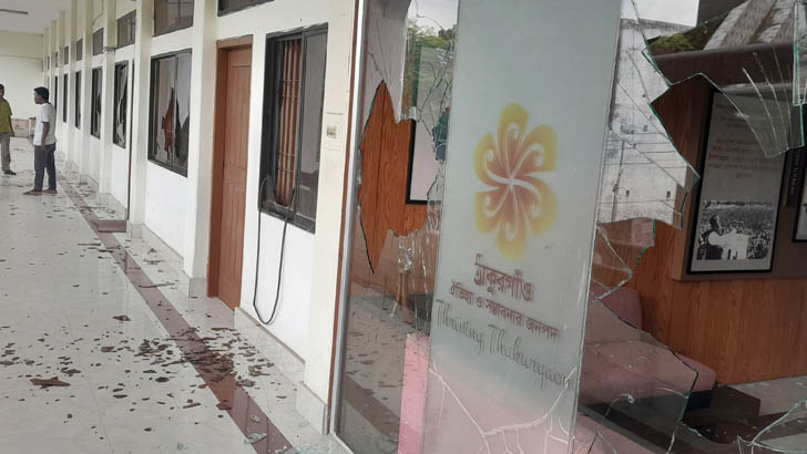 ঠাকুরগাঁও ডিসি অফিসে ব্যাপক ভাঙচুর চালালেন যুবক!