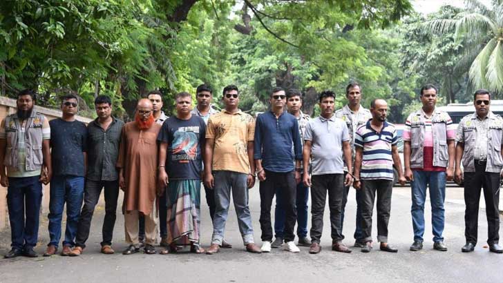 ডিবি পুলিশের সোর্স থেকে গড়েন ডাকাত দল...