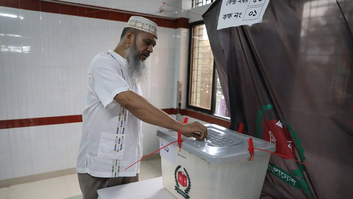 অপ্রীতিকর ঘটনা ছাড়াই শেষ ভোট...