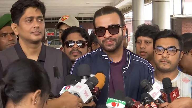 দেশে ফিরলেন শাকিব খান