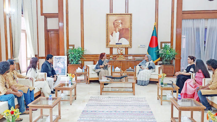 প্রধানমন্ত্রীর সঙ্গে দেখা করলেন ৮ শিল্পী