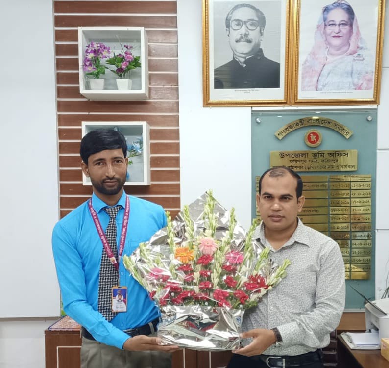 সিনিয়র সহকারী সচিব জিয়াউর রহমানের সঙ্গে ঝিকুটপত্রের সম্পাদকের সৌজন্য সাক্ষাৎ