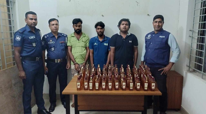 ভারতীয় মদ'সহ তিন কারবারি'কে গ্রেফতার করেন পুলিশ 