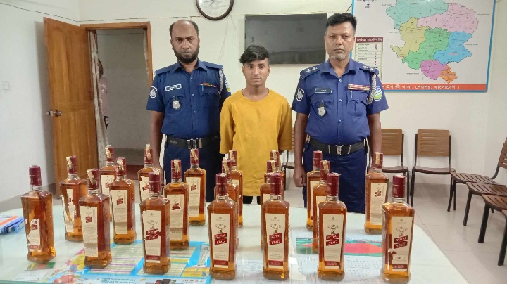 শেরপুর সীমান্তবর্তী ঝিনাইগাতীতে ১৯ বোতল ভারতীয় মদ'সহ এক কিশোর আটক