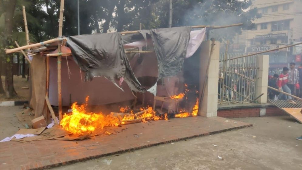 মিরপুরে বিপিএল টিকিট কাউন্টারে ভাঙচুর ও অগ্নিসংযোগ বিক্ষুব্ধদের