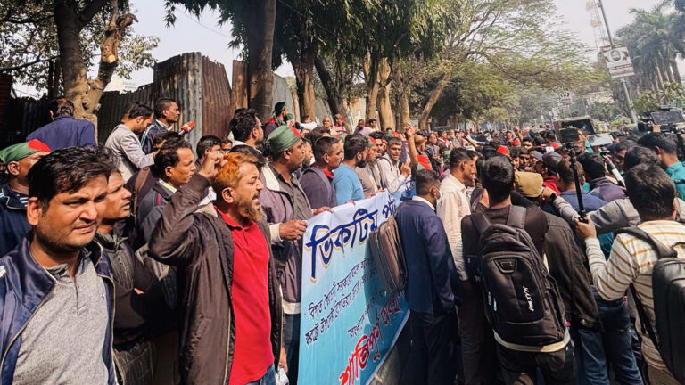 পুলিশ সদর দফতরের সামনে বিগত সরকারের আমলে চাকরিচ্যুতরা