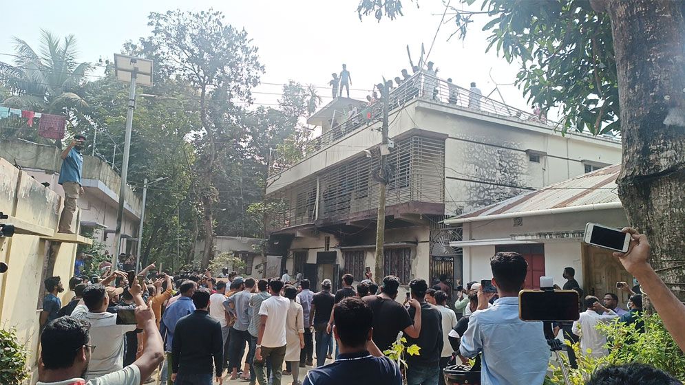 ওবায়দুল কাদেরের বাড়িতে ভাঙচুর, আগুন