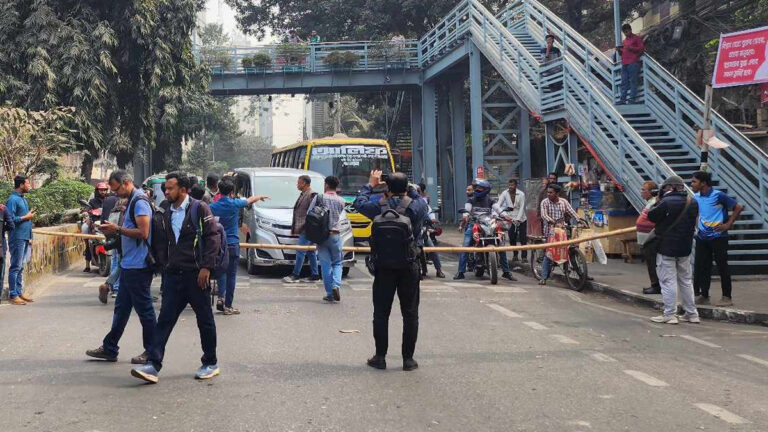 বাঁশ দিয়ে রাস্তা আটকে দিলেন রাজধানীর তিতুমীরের শিক্ষার্থীরা