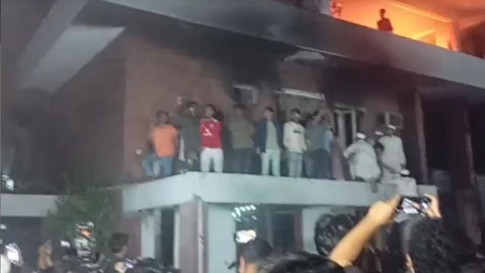 ধানমন্ডি ৩২ নম্বর বাড়িতে ব্যাপক ভাঙচুর চালানোর পর আগুন ধরিয়ে দেওয়া হয়েছে