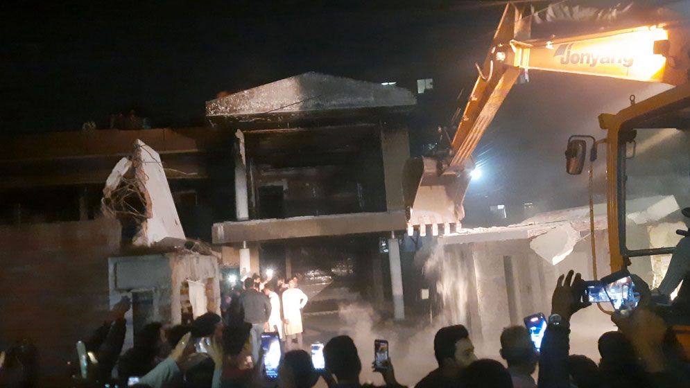 খুলনায় বুলডোজার দিয়ে গুঁড়িয়ে দেওয়া হচ্ছে ‘শেখ বাড়ি’