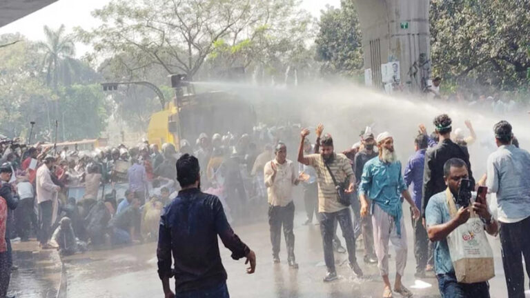 প্রাথমিক বিদ্যালয়ের শিক্ষকদের ওপর পুলিশ জলকামান-লাঠিচার্জ 
