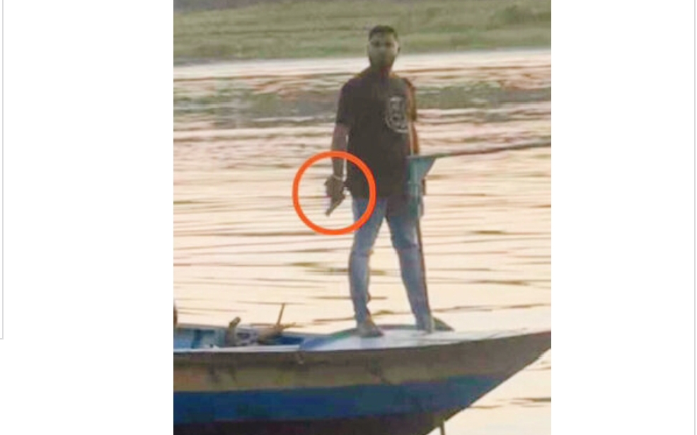 সাভারে চাঁদা না দেয়ায় অস্ত্রেরমুখে ট্রলার ছিনতাই