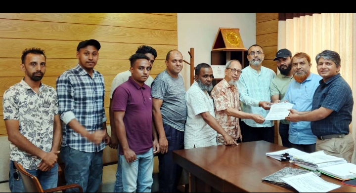 সওজ নির্বাহী প্রকৌশলী বরাবরে লন্ডনী রোড এলাকাবাসীর স্মারকলিপি প্রদান