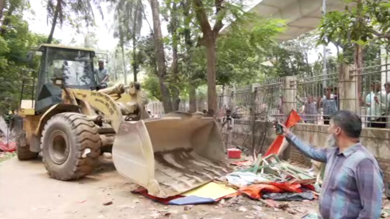 রাজধানীর সোহরাওয়ার্দী উদ্যানে উচ্ছেদ অভিযান, গুঁড়িয়ে দেয়া হলো দোকানপাট