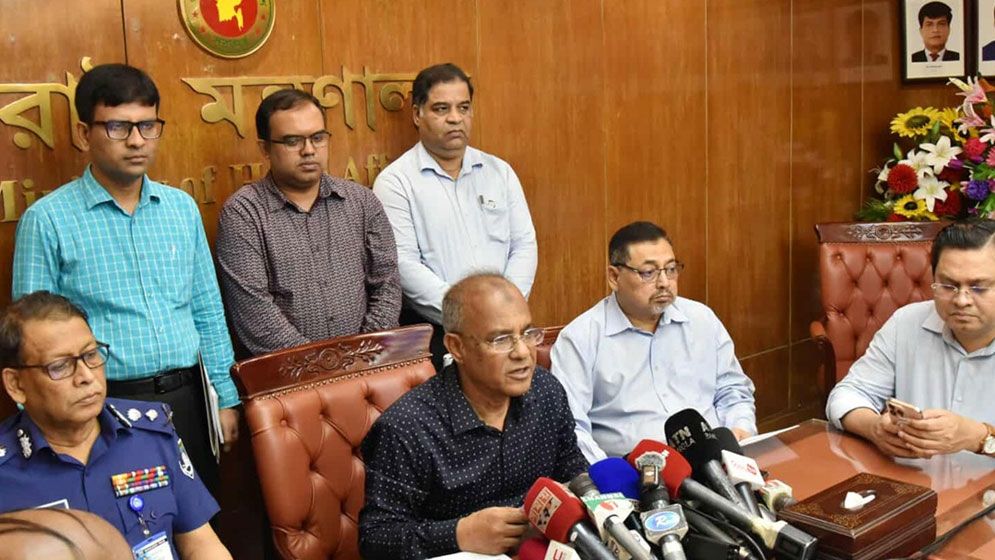 অপরাধী ও সন্ত্রাসীদের ধরতে চিরুনি অভিযানের ঘোষণা: স্বরাষ্ট্র উপদেষ্টার