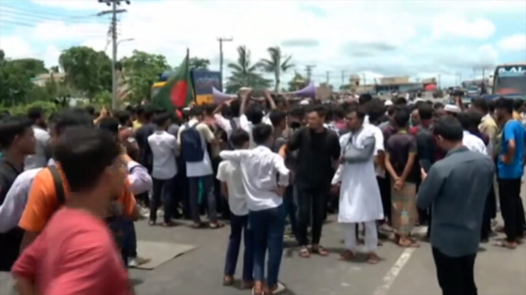 পটিয়ায় পুলিশি হামলার প্রতিবাদে চট্টগ্রাম-কক্সবাজার মহাসড়ক অবরোধ করেছেন