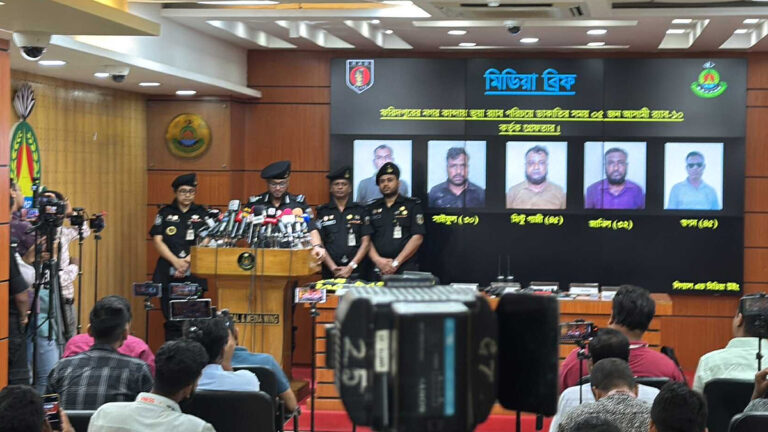 ফরিদপুরে ভুয়া র‌্যাব পরিচয়ে ডাকাতির সময় পাঁচজনকে গ্রেফতার